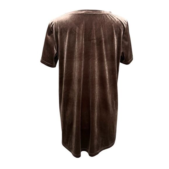 Amaryllis soft & shimmery stretch velvet v-neck loose tee with hi-lo hem. Size M - Picture 4 of 9
